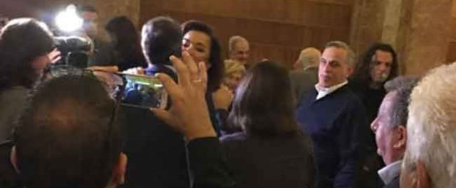 Το φιλί της Ντόρας στον Κυριάκο σε εκδήλωση για τον Κωνσταντίνο Μητσοτάκη