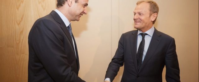 Ριζική διαφωνία Μητσοτάκη με Τουσκ για προσφυγικό