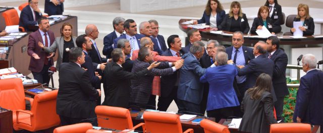 Στα χέρια ήρθαν Τούρκοι βουλευτές κατά τη συζήτηση για τις υπερξουσίες Ερντογάν