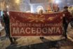 Έκαψαν ελληνικές σημαίες σε διαδηλώσεις στα Σκόπια κατά μιας συμφωνίας με σύνθετο όνομα