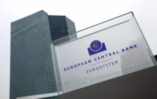 Τι είναι η ρήτρα “review” για τη οποία πιέζει η ΕΚΤ μετά το ελληνικό πρόγραμμα