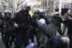 Νέοι τραυματισμοί και προσαγωγές για τους πλειστηριασμούς [εικόνες]