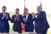 Οι εικόνες από την υπογραφή της συμφωνίας- Ο Ζάεφ έβγαλε τη γραβάτα του και την έδωσε στον Τσίπρα (εικόνες)