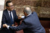 Το… άλμα Καραμανλή και το χειροφίλημα από τον Νικολόπουλο στα έδρανα της Βουλής