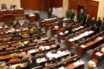 ΠΓΔΜ: Το Κοινοβούλιο εγκρίνει τη συμφωνία- “Κρεμάλα στους προδότες”, φώναζαν οι εθνικιστές