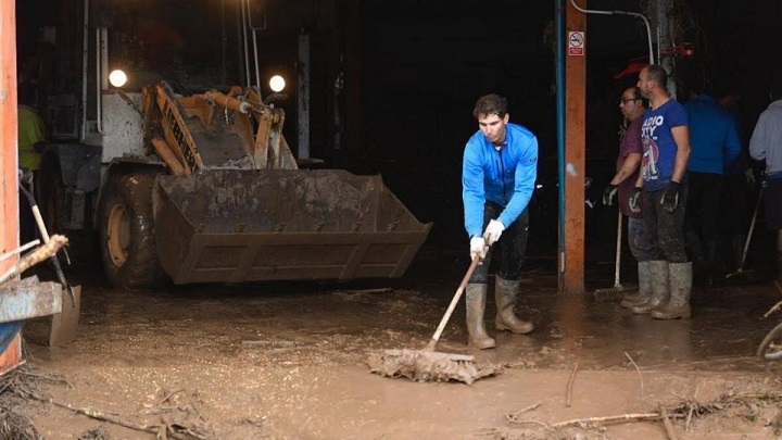 Ο Ράφα Ναδάλ φόρεσε γαλότσες και έσπευσε να βοηθήσει του πληγέντες στη Μαγιόρκα (video)