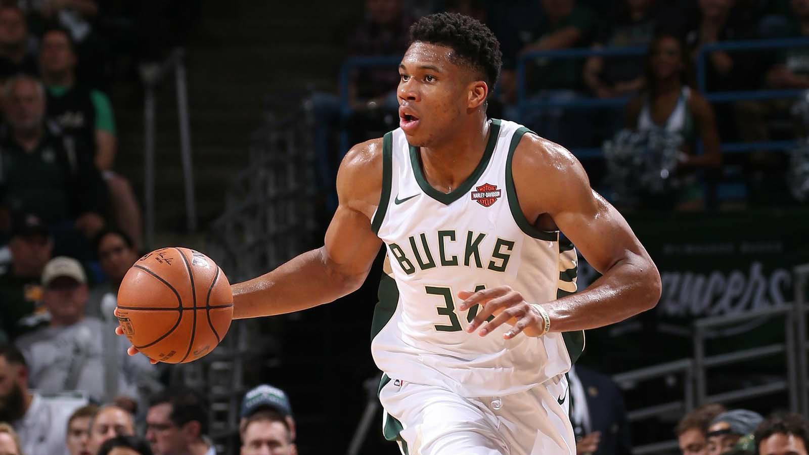 Ο Γιάννης Αντετοκούνμπο με triple double έγραψε ιστορία και θύμισε… Τσάμπερλεν (video)