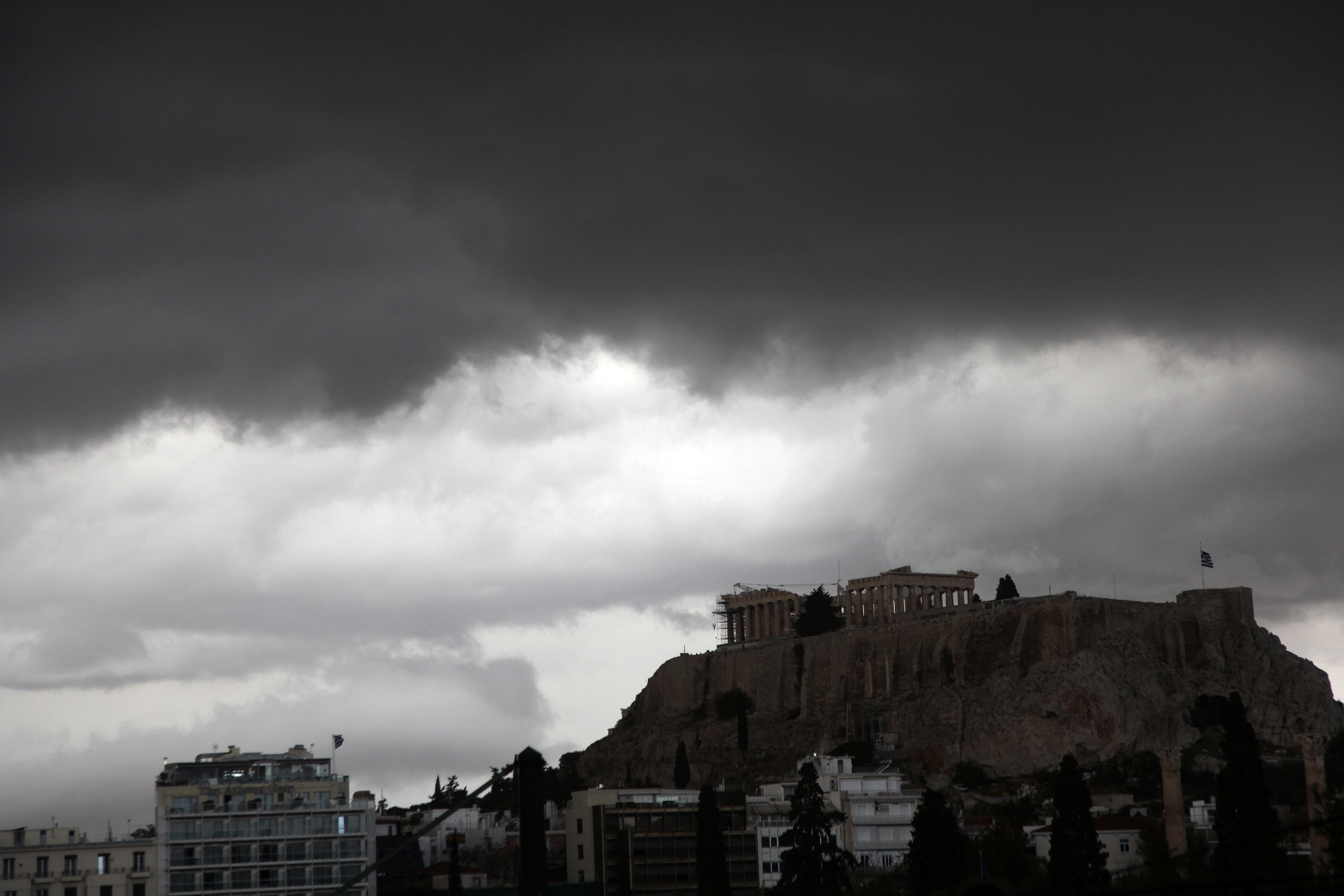 Αποχαιρετισμός… στο Φθινόπωρο – Ραγδαία αλλαγή με βροχές, καταιγίδες και χιόνια (video)