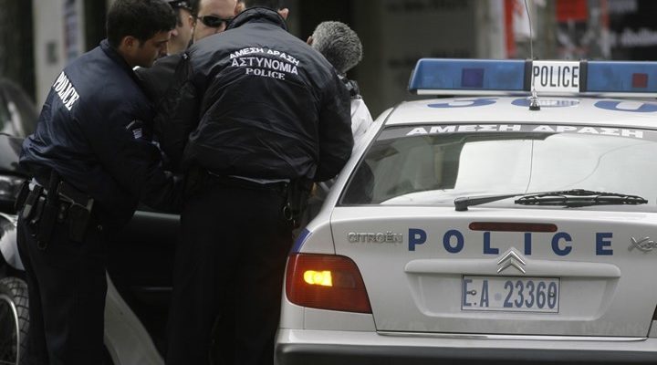Συνελήφθη ο αστυνομικός που είχε βρεθεί δεμένος σε διαμέρισμα Πακιστανών
