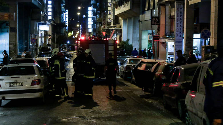 Η στιγμή της επίθεσης στο ΑΤ Ομονοίας (video)