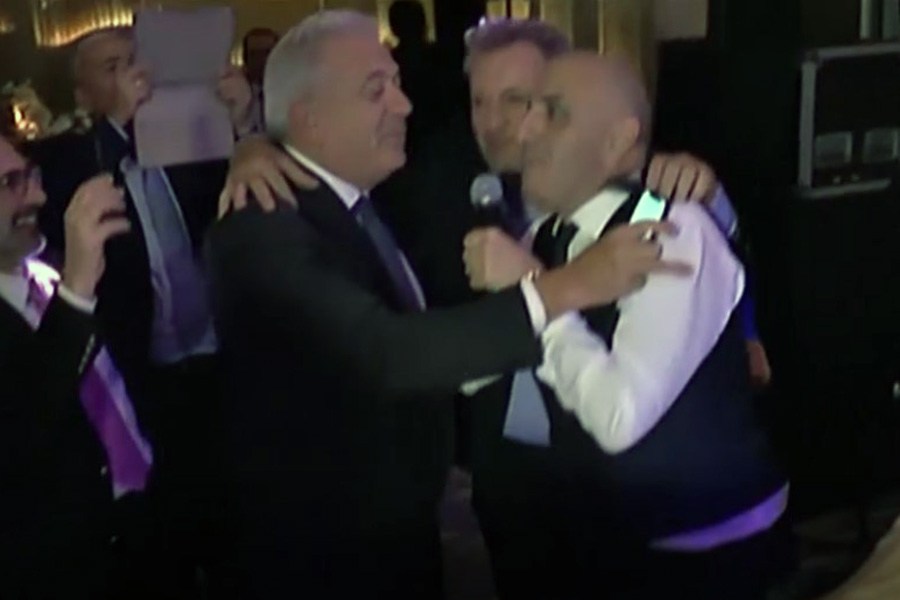 Ξεφάντωσε ο Αβραμόπουλος – Χόρεψε και τραγούδησε μαζί με τον Κωστίδη στο γάμο του (video)