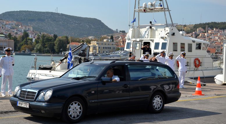 Στο σκάφος με το οποίο έσωσε χιλιάδες ζωές το τελευταίο αντίο στον “ήρωα του Αιγαίου”