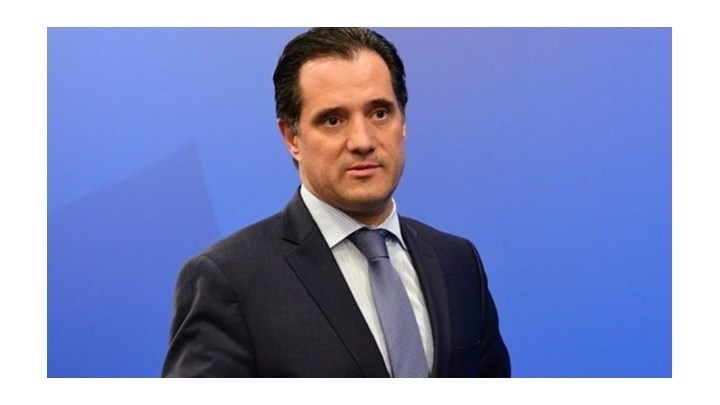 Viral το βίντεο με τον Άδωνι να τρώει… πατατάκια με βουλιμία ενώ συζητά με τον ιδιοκτήτη του ΑΝΤ1 (video)