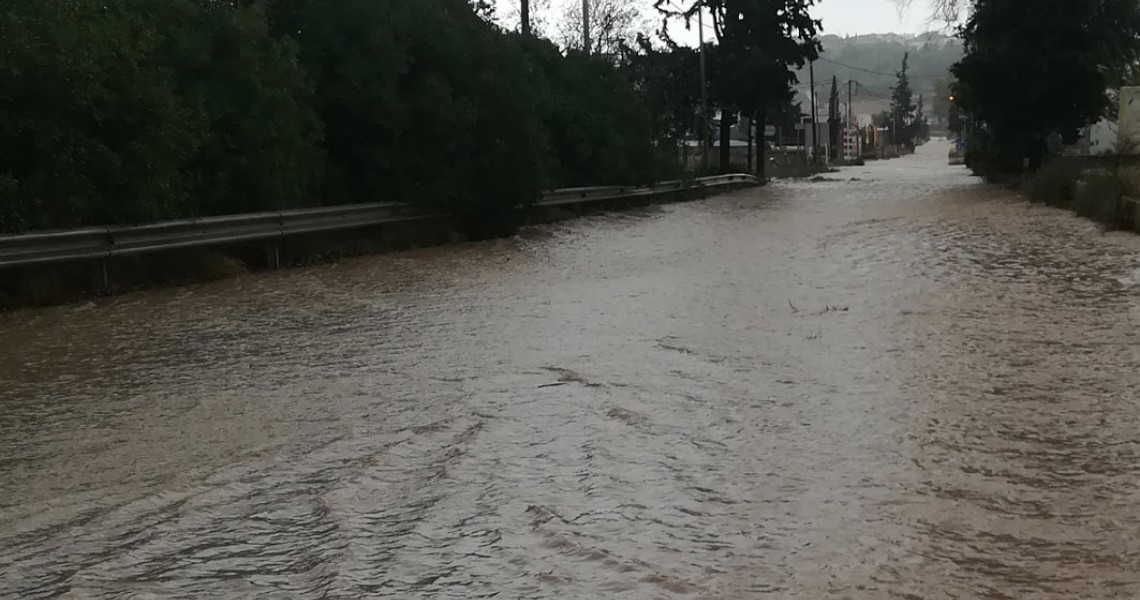 Εντοπίστηκε σώος νεαρός που αγνοείτο από την κακοκαιρία – Απεγκλωβίστηκε μετά από επιχείρηση της ΕΜΑΚ (video)