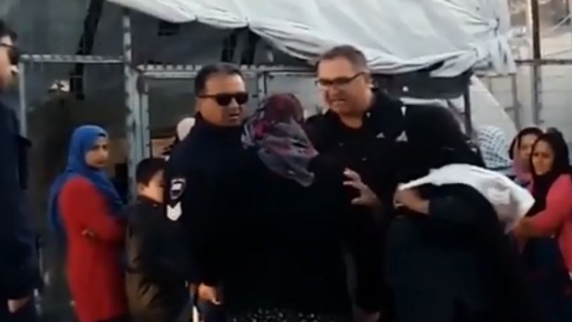 Σε διαθεσιμότητα ο αστυνομικός που βρίζει χυδαία ηλικιωμένη στη Μόρια – Το βίντεο της ντροπής (video)