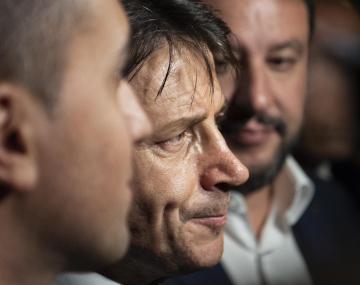 Ο Fitch προειδοποιεί για τον ιταλικό προϋπολογισμό – Η απάντηση Κόντε, Ντι Μάιο