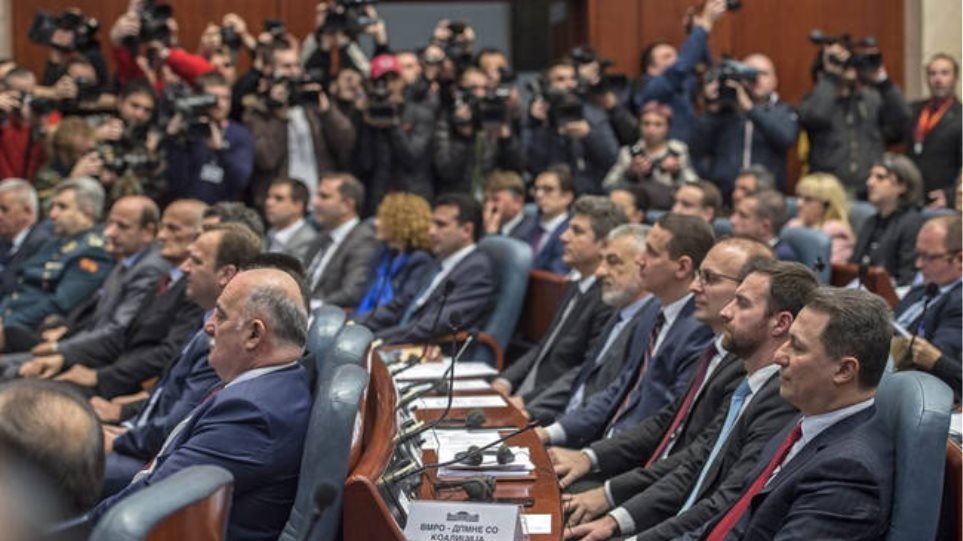 Πολιτικό θρίλερ στα Σκόπια: Ο Ζάεφ απελευθέρωσε δύο βουλευτές του VMRO για να ψηφίσουν