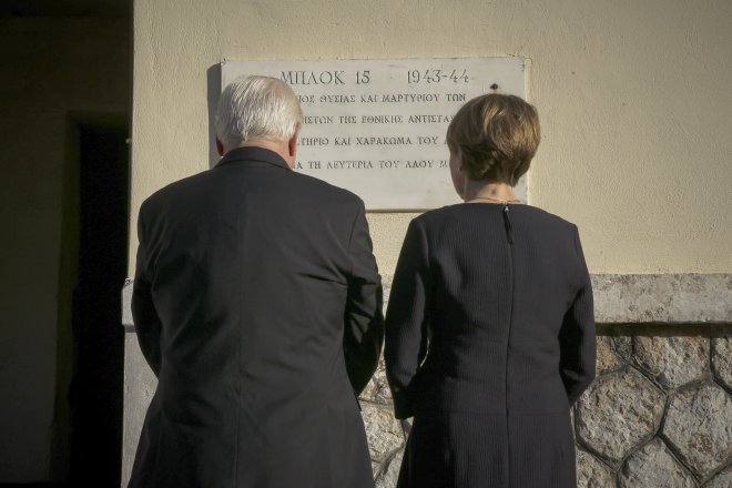 Επίσκεψη Σταϊνμάιερ με υψηλό συμβολισμό στο στρατόπεδο Χαϊδαρίου όπου είχαν βασανιστεί αντιστασιακοί από τους Ναζί (εικόνες)
