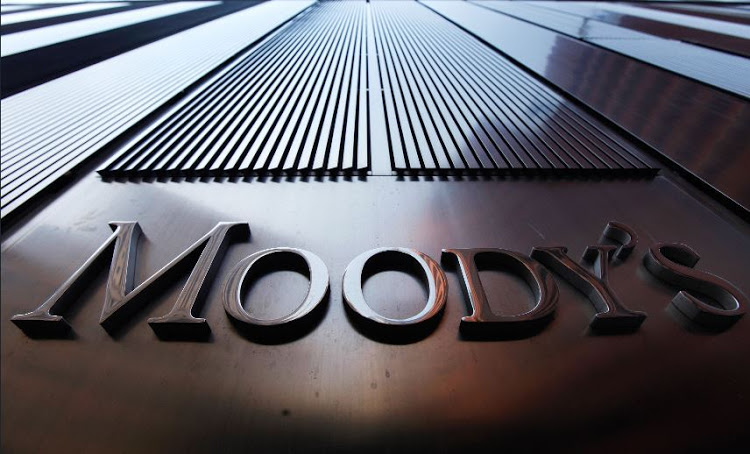 Moody’s: Θετική για το αξιόχρεο των τραπεζών η άρση των capital control