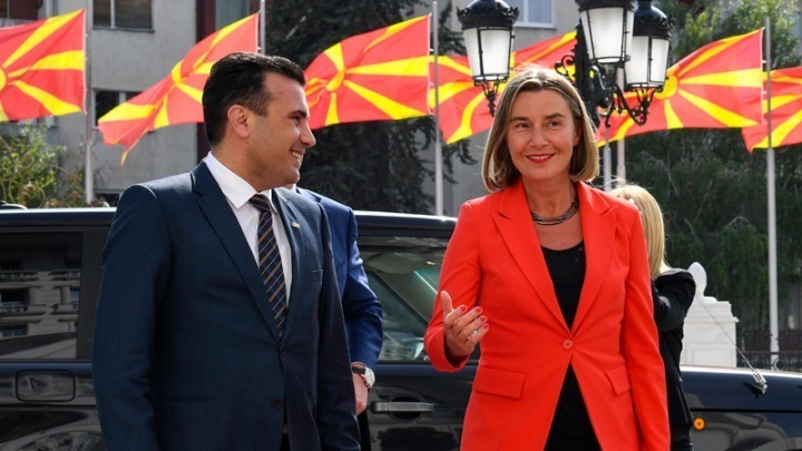 Ικανοποίηση Μογκερίνι, Χαν για τις εξελίξεις στα Σκόπια- Στόλτενμπεργκ: Αξιοποιήστε την ιστορική ευκαιρία