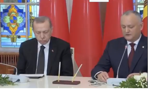 Ο Ερντογάν κοιμήθηκε κανονικά στη διάρκεια συνέντευξης τύπου (video)
