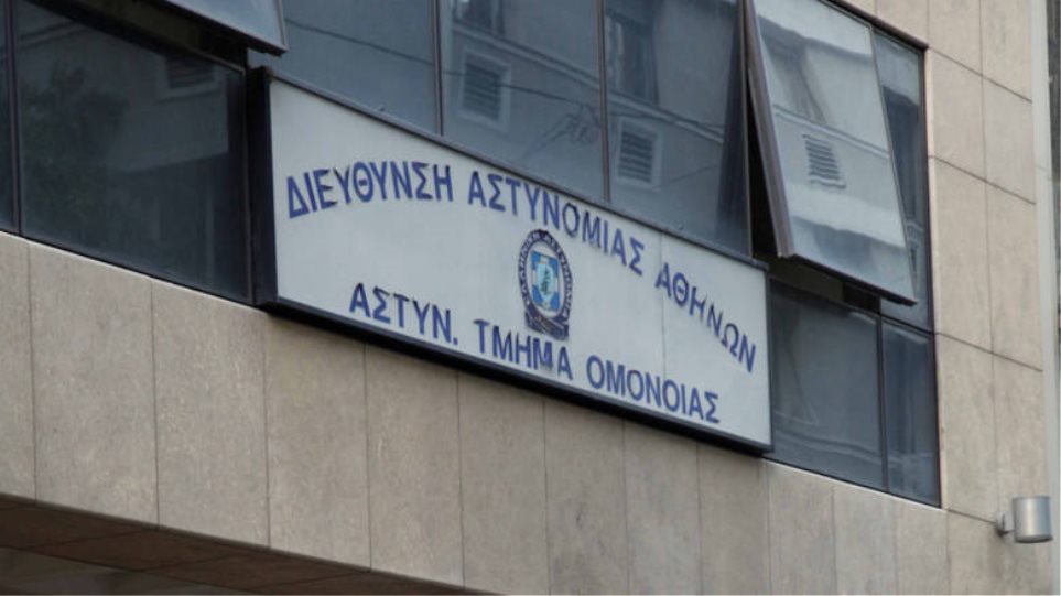Βροχή μολότοφ στο αστυνομικό τμήμα Ομονοίας