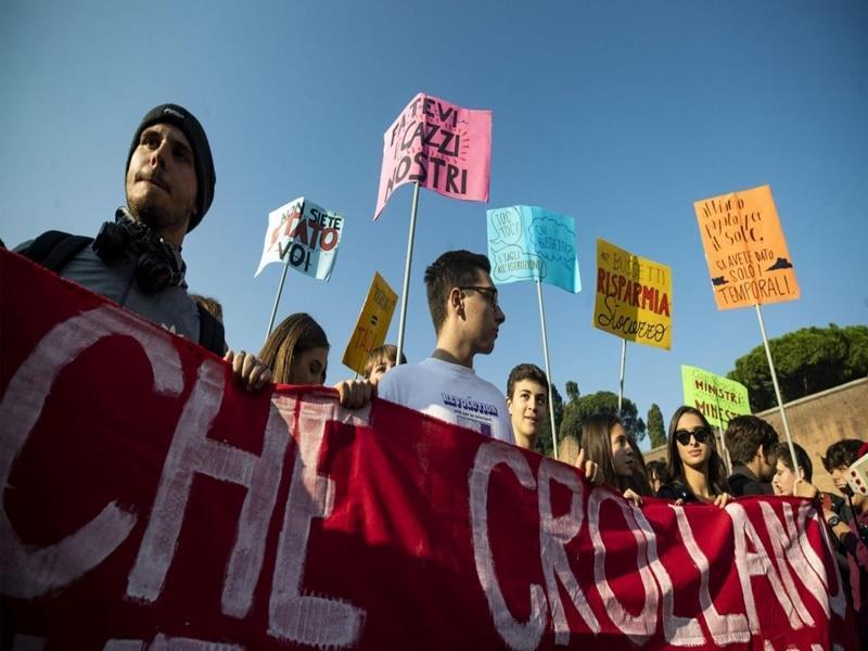 Ιταλία: Εκατό χιλιάδες μαθητές κατά των περικοπών στις δημόσιες δαπάνες για την Παιδεία