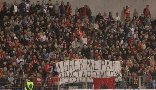 Άγρια πρόκληση από Αλβανούς εθνικιστές “φιλάθλους”, μέσα στο γήπεδο!