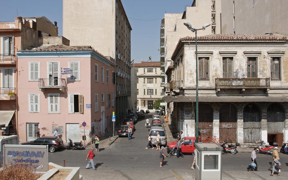Η καλλιτεχνική αναγέννηση της πλατείας Θεάτρου