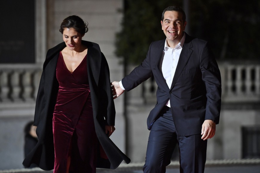 “Η σαγηνευτική Μπέτυ Μπαζιάνα στο Παρίσι” – Η εμφάνιση της συντρόφου του πρωθυπουργού αποθεώθηκε (εικόνες, video)