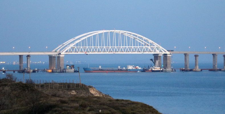 Η στιγμή που τα ρωσικά πολεμικά μπλοκάρουν τα ουκρανικά στο Κέρτς (video)