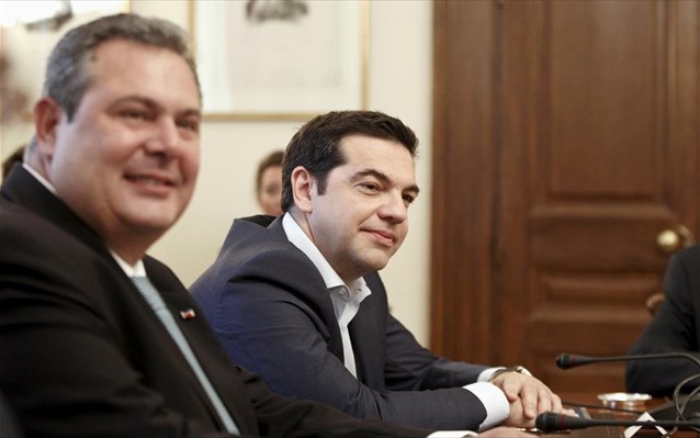 Θερμός εναγκαλισμός Τσίπρα – Καμμένου στην εκδήλωση της Αεροπορίας – Τι δείχνει (εικόνα)