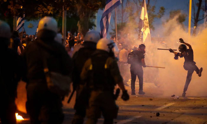Οκτώ προσαγωγές από τα επεισόδια νωρίτερα έξω από τη ΓΑΔΑ