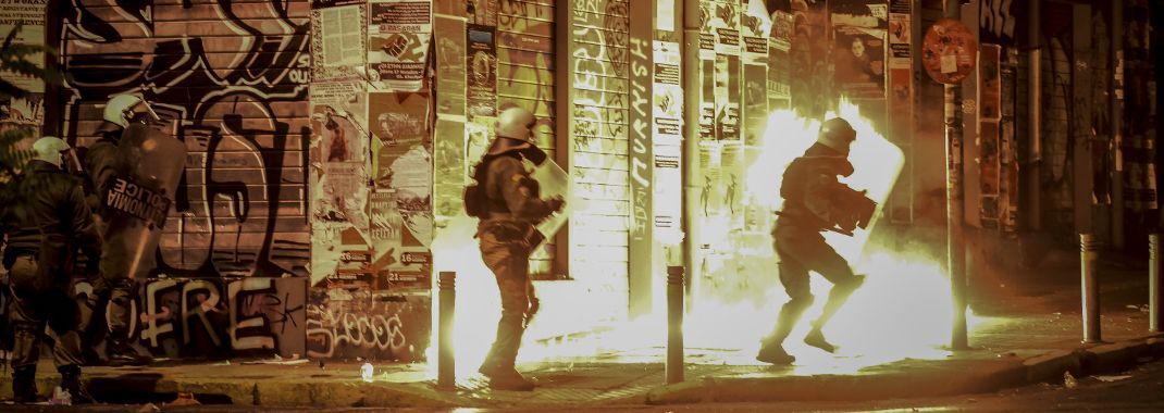 Δέκα εννιά συλλήψεις από την αστυνομία για τα επεισόδια στα Εξάρχεια (εικόνες)