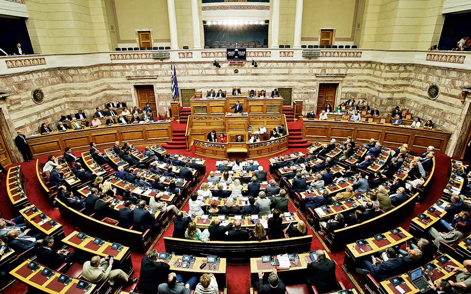 Υπερψηφίσθηκε από όλα τα κόμματα – πλην Χρυσής Αυγής – η τροπολογία για τα αναδρομικά