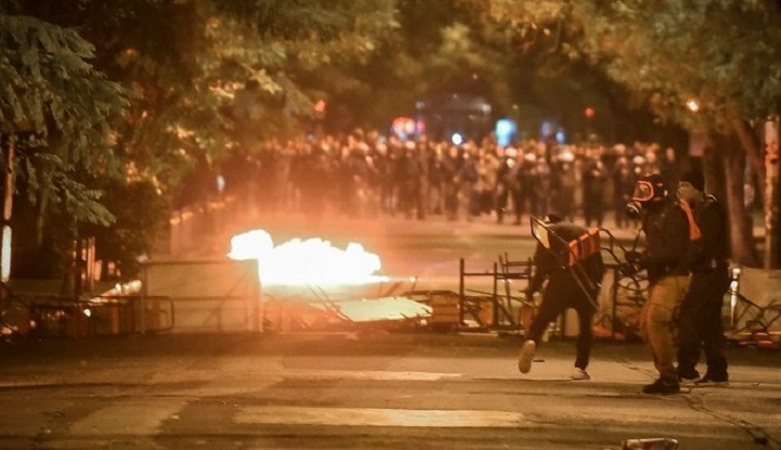 Σοβαρά επεισόδια στα Εξάρχεια – Μολότοφ και χημικά πέριξ του Πολυτεχνείου, ένταση σε Θεσσαλονίκη, Πάτρα (video)
