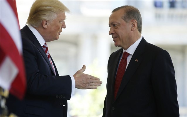 Πώς ο Τραμπ προσπαθεί να… “τουμπάρει” τον Ερντογάν για το YPG