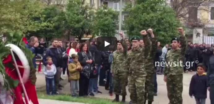 Πέντε στρατιώτες μέλη του ΚΚΕ κατέθεσαν στεφάνι στο Πολυτεχνείο με υψωμένες γροθιές (video)