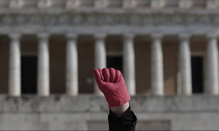 Σφοδρές αντιδράσεις για τη φυλάκιση της καθαρίστριας που πλαστογράφησε απολυτήριο της… έκτης Δημοτικού!