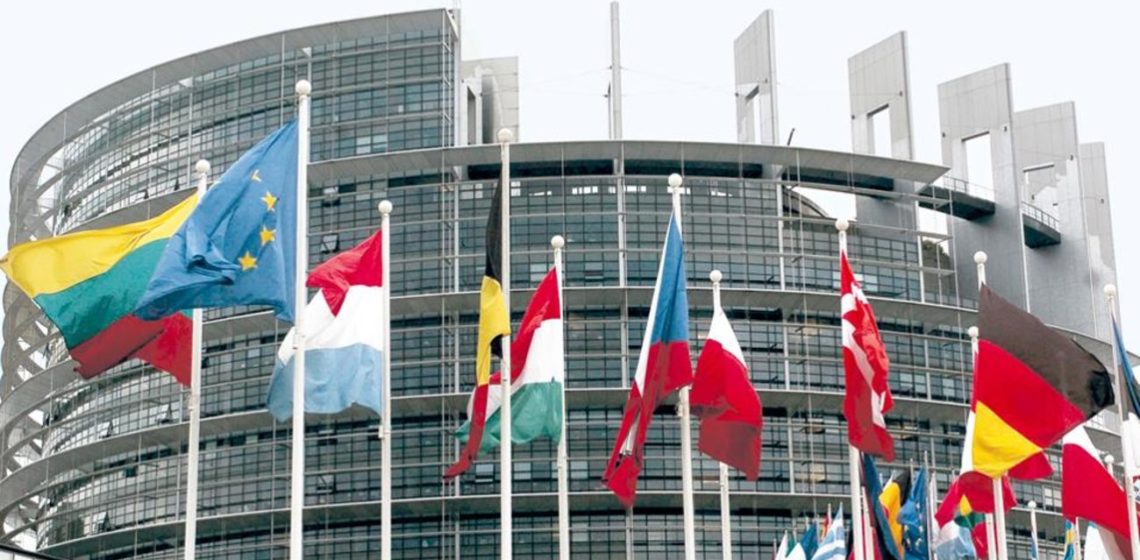 Κομισιόν: Σταδιακή μείωση του χρέους, ανάπτυξη και πλεονάσματα χωρίς περικοπή συντάξεων