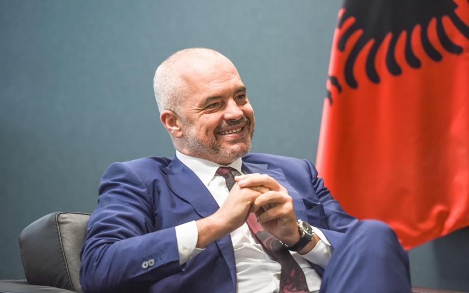 Λάδι στη φωτιά από την Αλβανία: “Persona non grata” 52 Έλληνες, που πήγαν στην κηδεία του Κατσίφα – Εξηγήσεις ζητεί το ελληνικό ΥΠΕΞ
