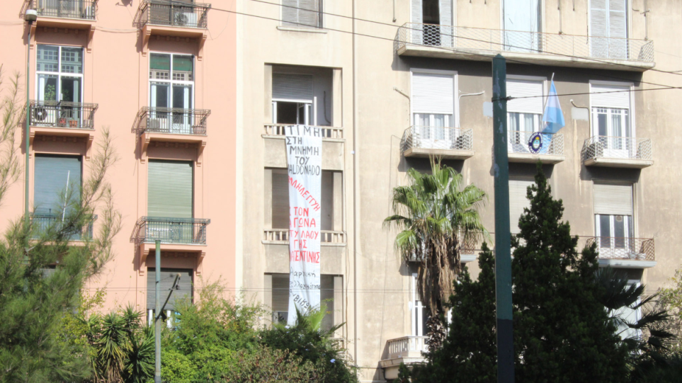 Συνελήφθησαν δύο μέλη του Ρουβίκωνα για την έφοδο στην πρεσβεία της Αργεντινής