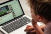 Οι πολλές ώρες μπροστά σε οθόνες επηρεάζουν τον εγκέφαλο των παιδιών
