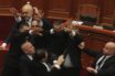 Πέταξαν… αυγό στον Ράμα, μέσα στο αλβανικό κοινοβούλιο (εικόνες, vid)
