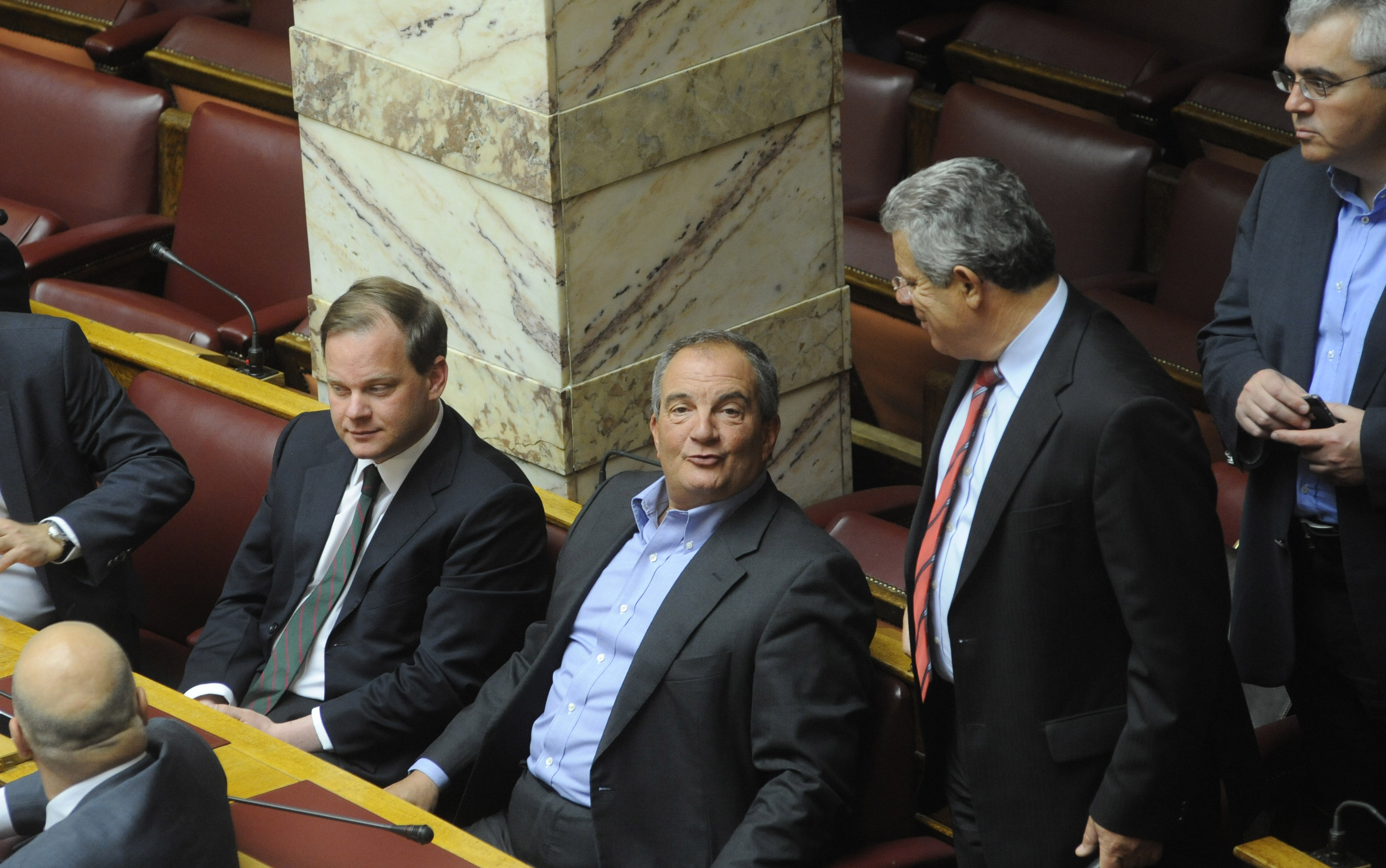 Έντονο παρασκήνιο: Πιέσεις σε Καραμανλή να παρέμβει κατά της Συμφωνίας των Πρεσπών