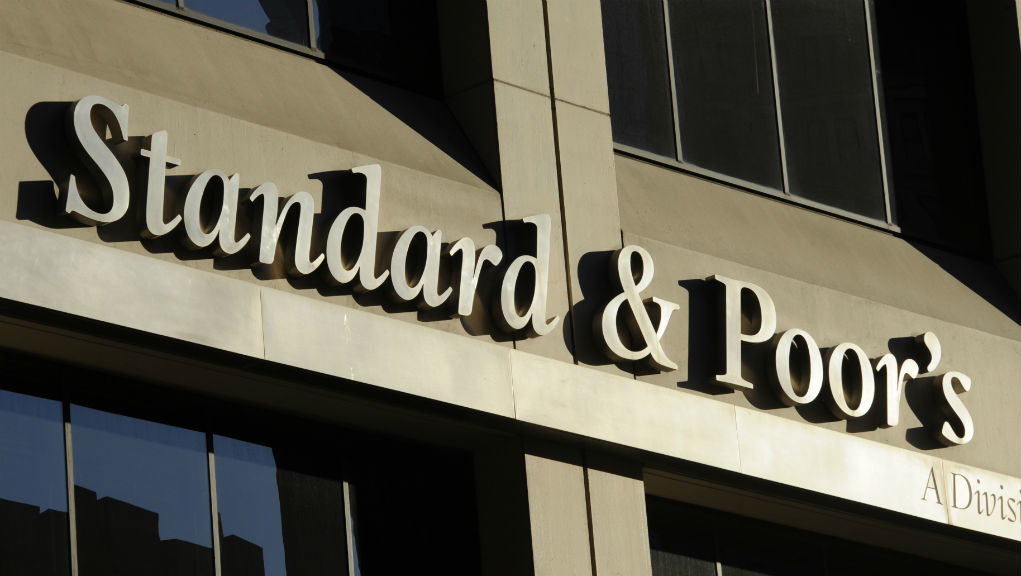 S&P: Σταθερή η αξιολόγηση της ελληνικής οικονομίας με θετική προοπτική – Τα μελανά σημεία