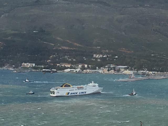Νέο βίντεο: Το Blue Star Naxos παλεύει με τα μανιασμένα κύματα (vid)