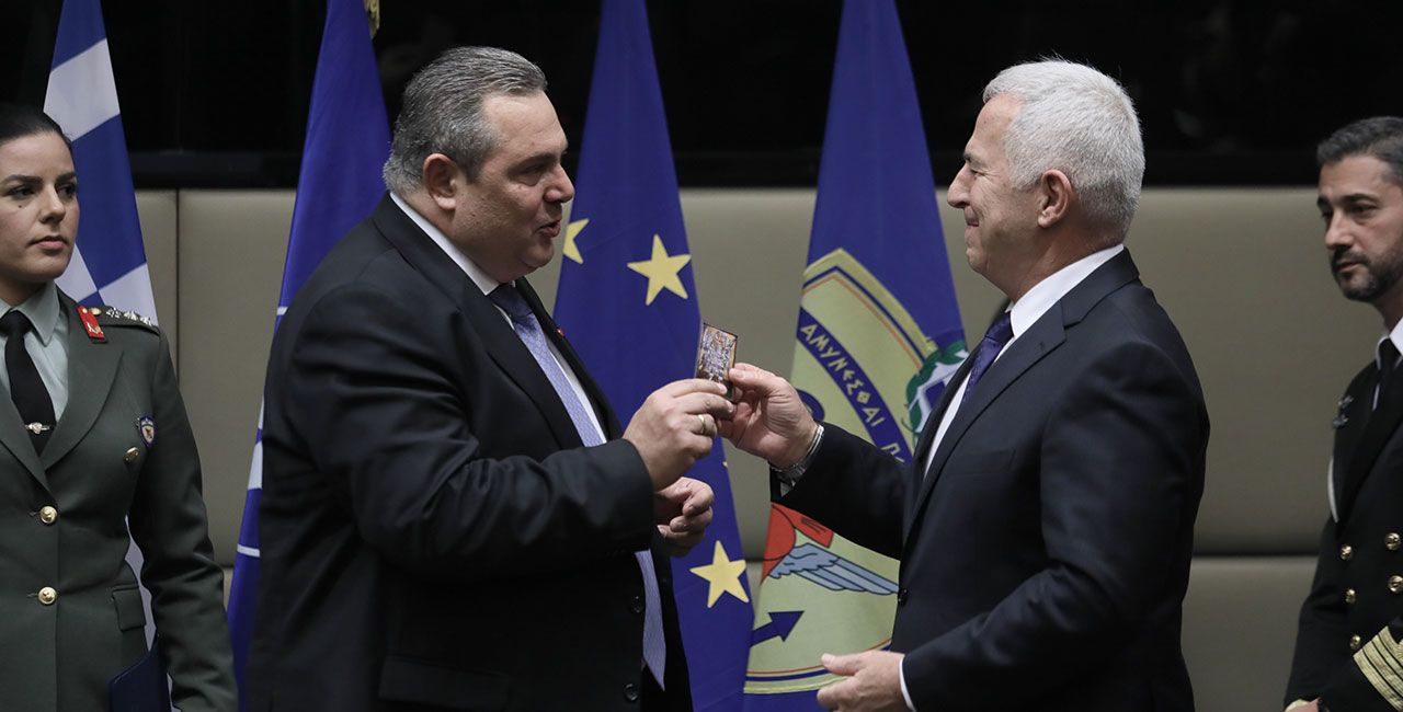 Συγκίνηση στην τελετή παράδοσης – παραλαβής στο Υπουργείο Άμυνας – Βούρκωσε ο Αποστολάκης