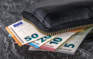 Στα 1.163,68 ευρώ ανήλθε ο μέσος μισθός πλήρους απασχόλησης