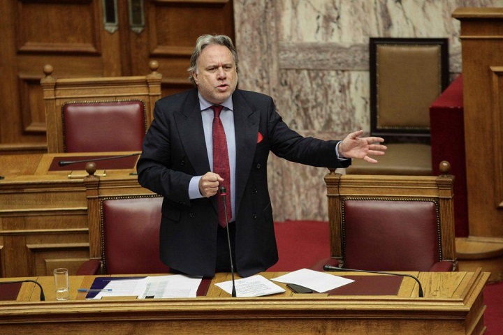 Ο Κατρούγκαλος κατέθεσε το επίσημο κείμενο του Συντάγματος της ΠΓΔΜ (εικόνα)